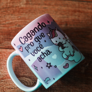 CANECA-BICOLOR-FRASE-CAGANDO-PARA-OQUE-VOCE-ACHA-