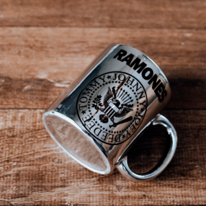 CANECA-PRATA-RAMONES-TAMANHO-PADRAO-JONES-RODRIGUES