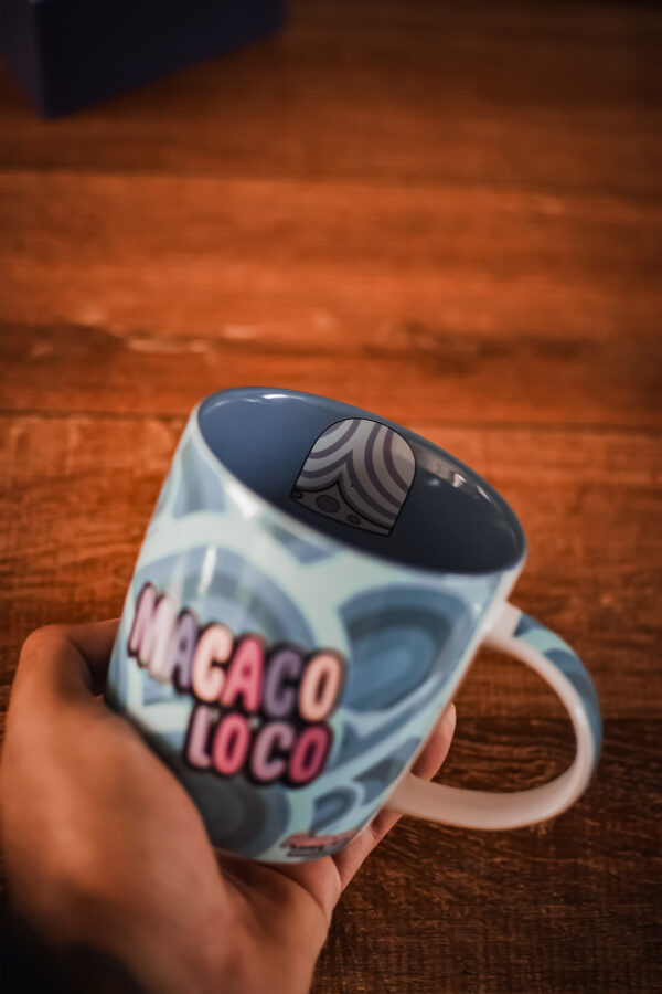 JONES-RODRIGUES-MOCKUP-CANECA-MACACO-LOUCO